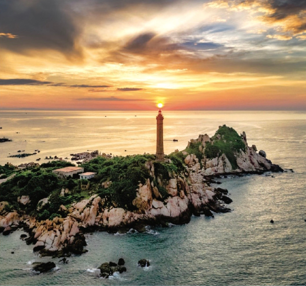 Mũi Kê Gà tọa lạc tại huyện Hàm Thuận Nam cách trung tâm Phan Thiết khoảng 30 km, sau nửa giờ chạy xe là du khách có thể ghé thăm ngọn hải đăng được đánh giá là đẹp nhất Việt Nam này. Không chỉ cổ nhất Đông Nam Á, hải đăng Kê Gà cũng là ngọn hải đăng cao nhất khu vực với 200 bậc thang xoáy trôn ốc và tổng chiều cao lên đến 35m. Mũi Kê Gà tọa lạc tại huyện Hàm Thuận Nam cách trung tâm Phan Thiết khoảng 30 km, sau nửa giờ chạy xe là du khách có thể ghé thăm ngọn hải đăng được đánh giá là đẹp nhất Việt Nam này. Không chỉ cổ nhất Đông Nam Á, hải đăng Kê Gà cũng là ngọn hải đăng cao nhất khu vực với 200 bậc thang xoáy trôn ốc và tổng chiều cao lên đến 35m.