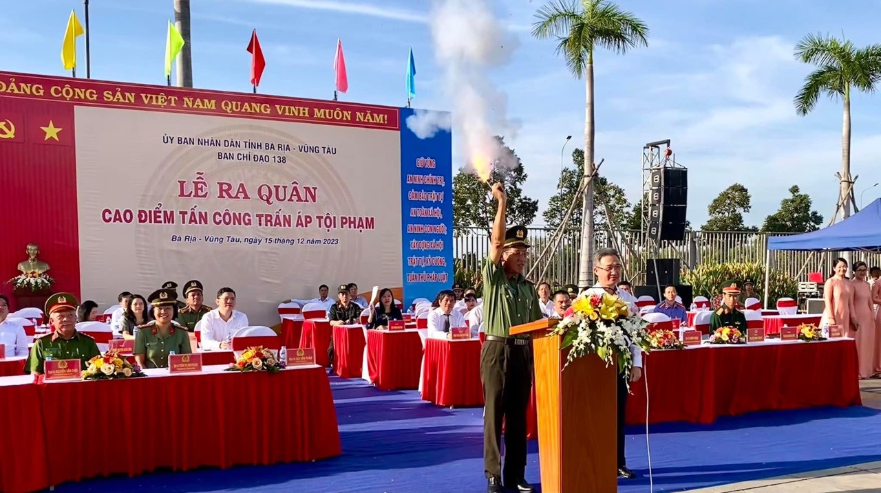 Đại tá Bùi Văn Thảo, Giám đốc Công an tỉnh Bà Rịa - Vũng Tàu phát lệnh ra quân cao điểm trấn áp tội phạm.