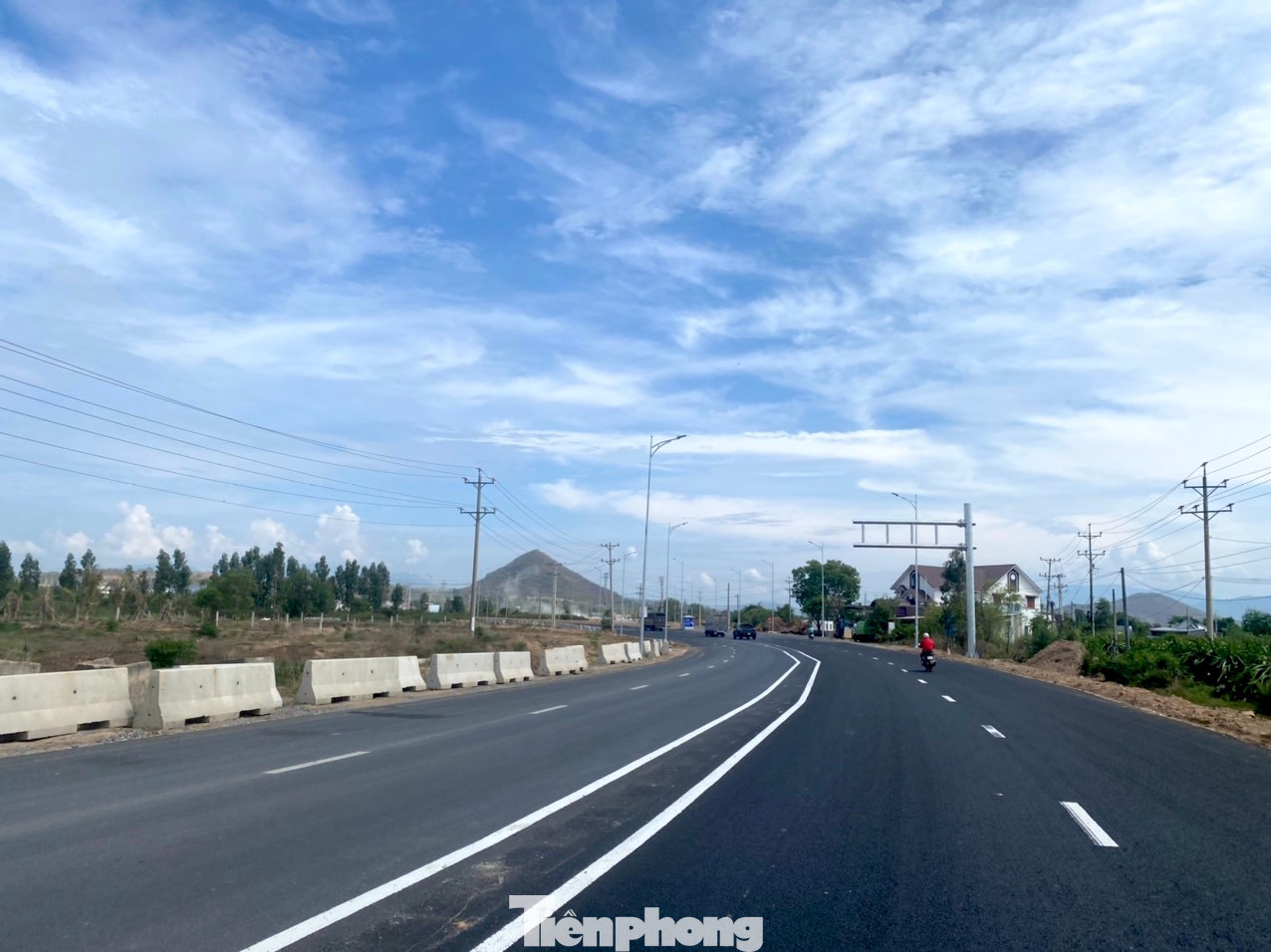 Con lươn ở giữa và bảng chỉ dẫn cũng chưa có. Con lươn ở giữa và bảng chỉ dẫn cũng chưa có.