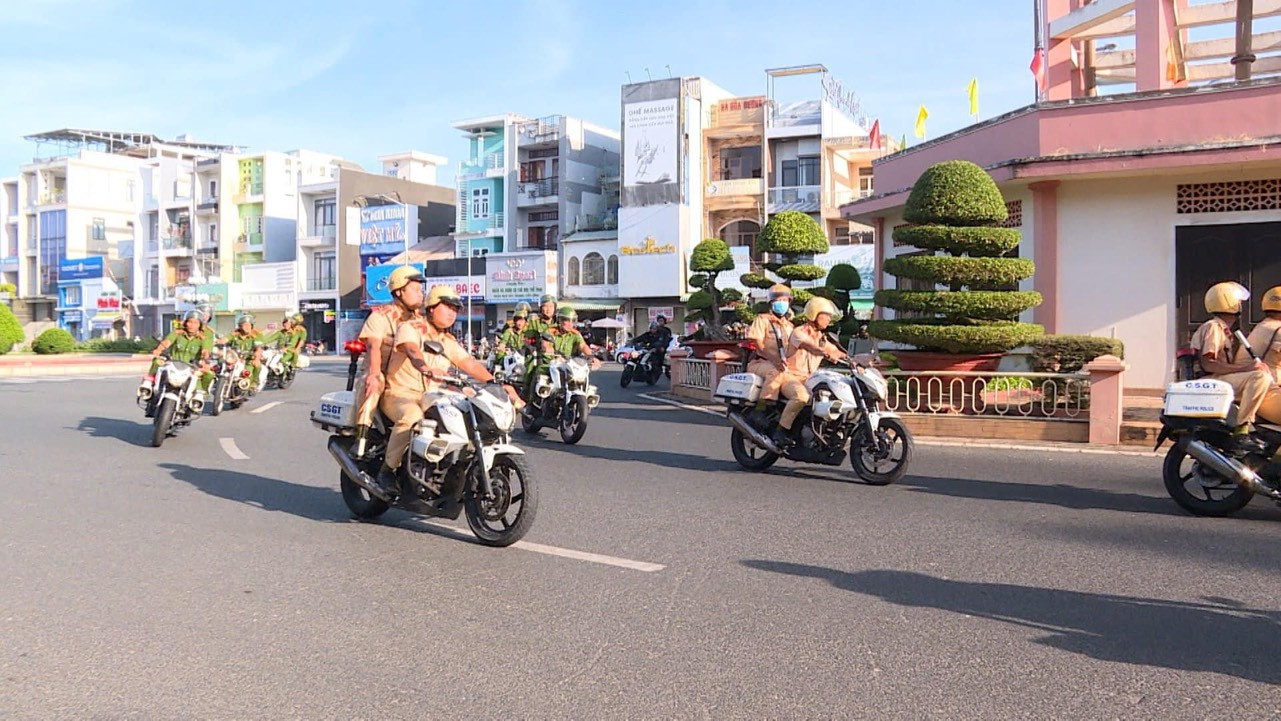 Các lực lượng đồng loạt ra quân cao điểm tấn công trấn áp tội phạm.