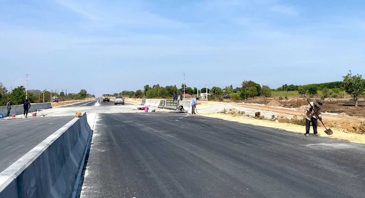 Toàn tuyến cao tốc Vĩnh Hảo - Phan Thiết dài hơn 100 km, mặt đường rộng 32 m với 6 làn xe, vận tốc tối đa 80 km/h; vốn đầu tư gần 11.000 tỷ đồng, thi công từ tháng 11/2020. Toàn tuyến cao tốc Vĩnh Hảo - Phan Thiết dài hơn 100 km, mặt đường rộng 32 m với 6 làn xe, vận tốc tối đa 80 km/h; vốn đầu tư gần 11.000 tỷ đồng, thi công từ tháng 11/2020.