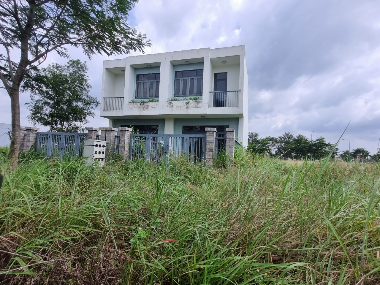 Khi đó, LDG khẳng định đã thực hiện nghiêm túc và hoàn thành nghĩa vụ về xử phạt theo các quyết định của cơ quan có thẩm quyền. LDG cam kết hoàn tất các thủ tục theo quy định của pháp luật về đất đai, kinh doanh bất động sản và xây dựng.