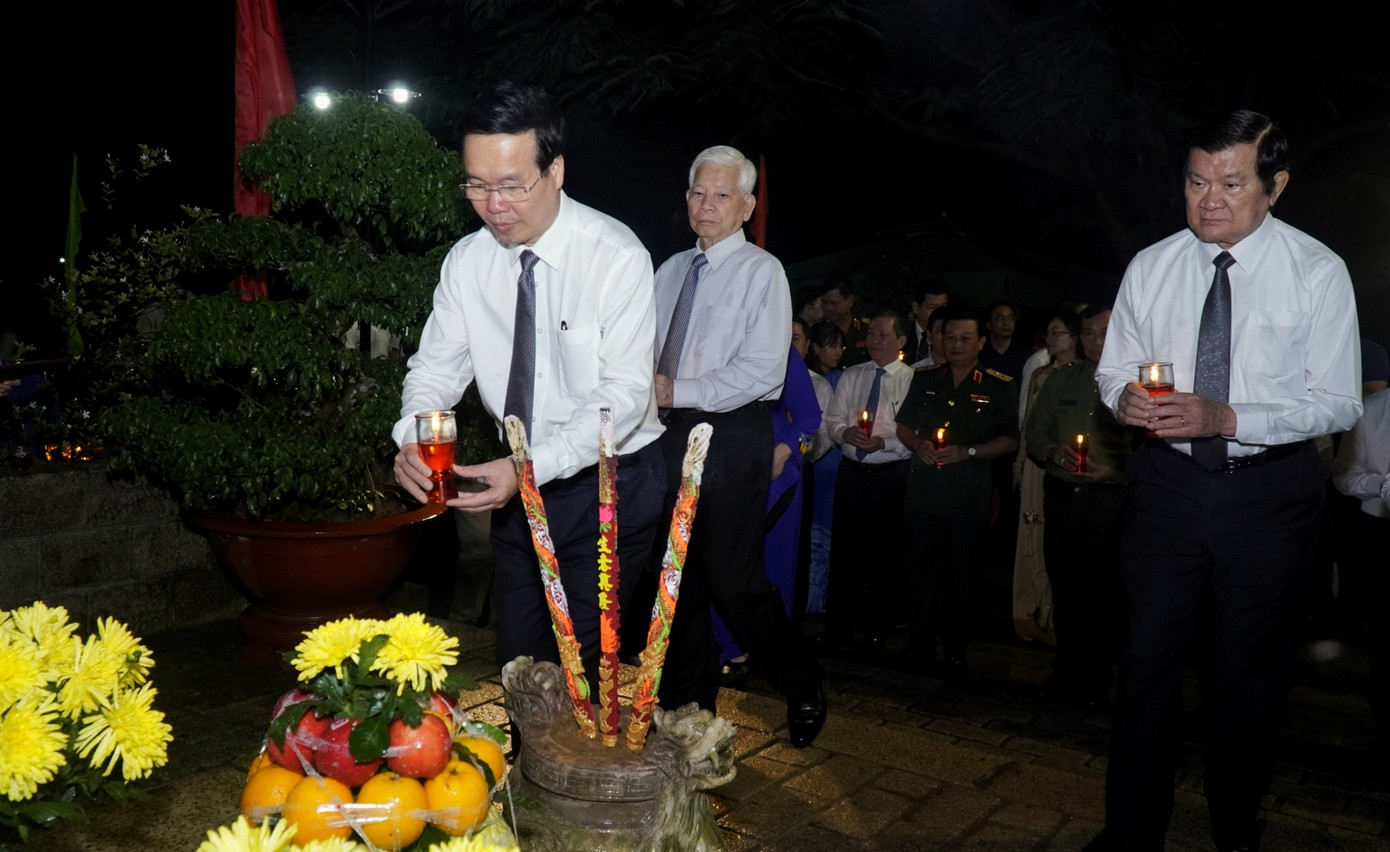 Chủ tịch nước Võ Văn Thưởng cùng lãnh đạo, nguyên lãnh đạo Đảng, nhà nước và các bộ, ngành, địa phương thắp nến trước phần mộ các anh hùng liệt sĩ.