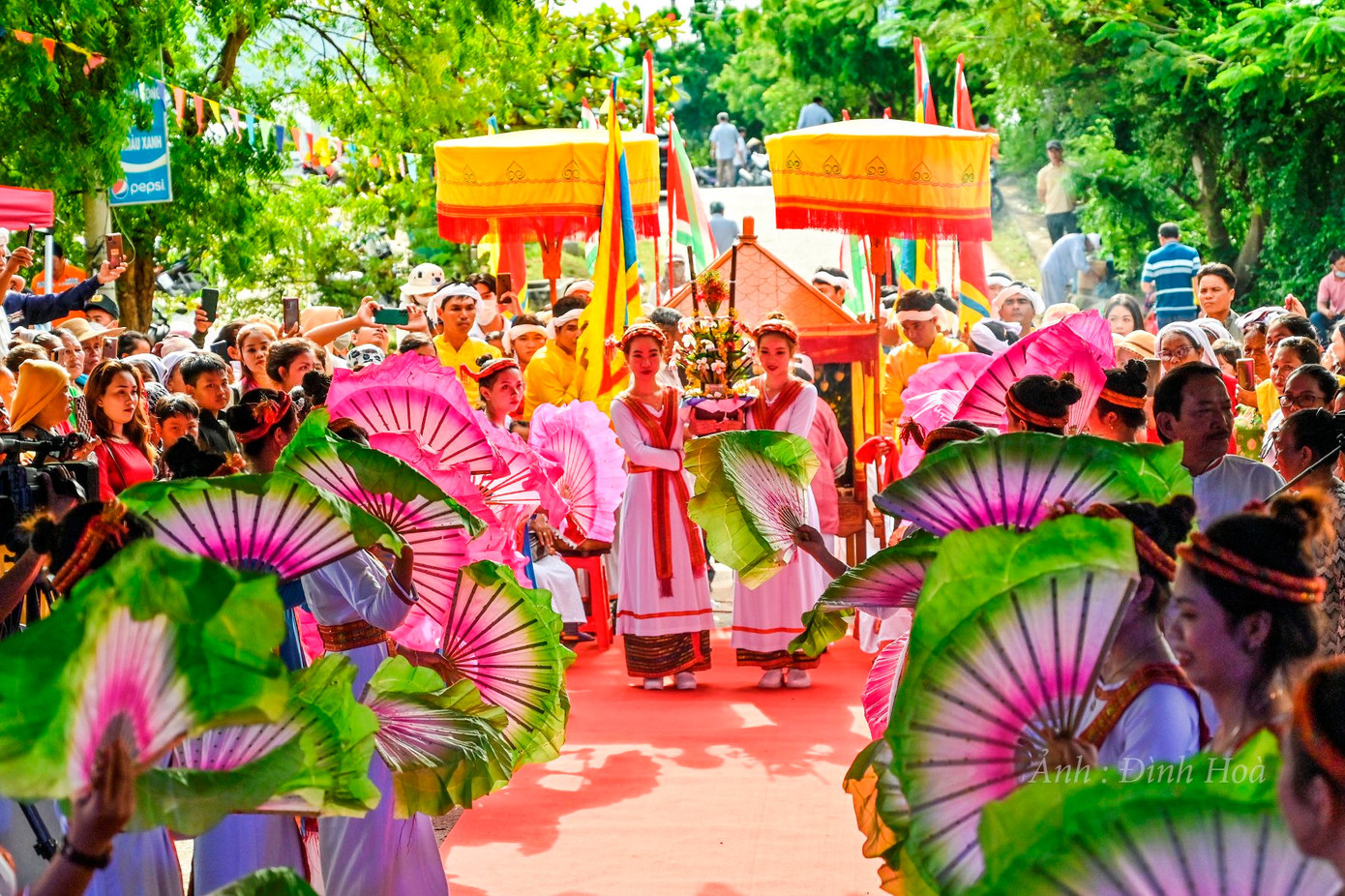 Lễ hội Katê phản ánh sâu sắc những giá trị văn hóa dân gian truyền thống của cộng đồng người Chăm Bàlamôn, thể hiện sự thành kính và biết ơn công lao của các vị thần linh, ông bà, tổ tiên. Ảnh: Báo Bình Thuận. Lễ hội Katê phản ánh sâu sắc những giá trị văn hóa dân gian truyền thống của cộng đồng người Chăm Bàlamôn, thể hiện sự thành kính và biết ơn công lao của các vị thần linh, ông bà, tổ tiên. Ảnh: Báo Bình Thuận.