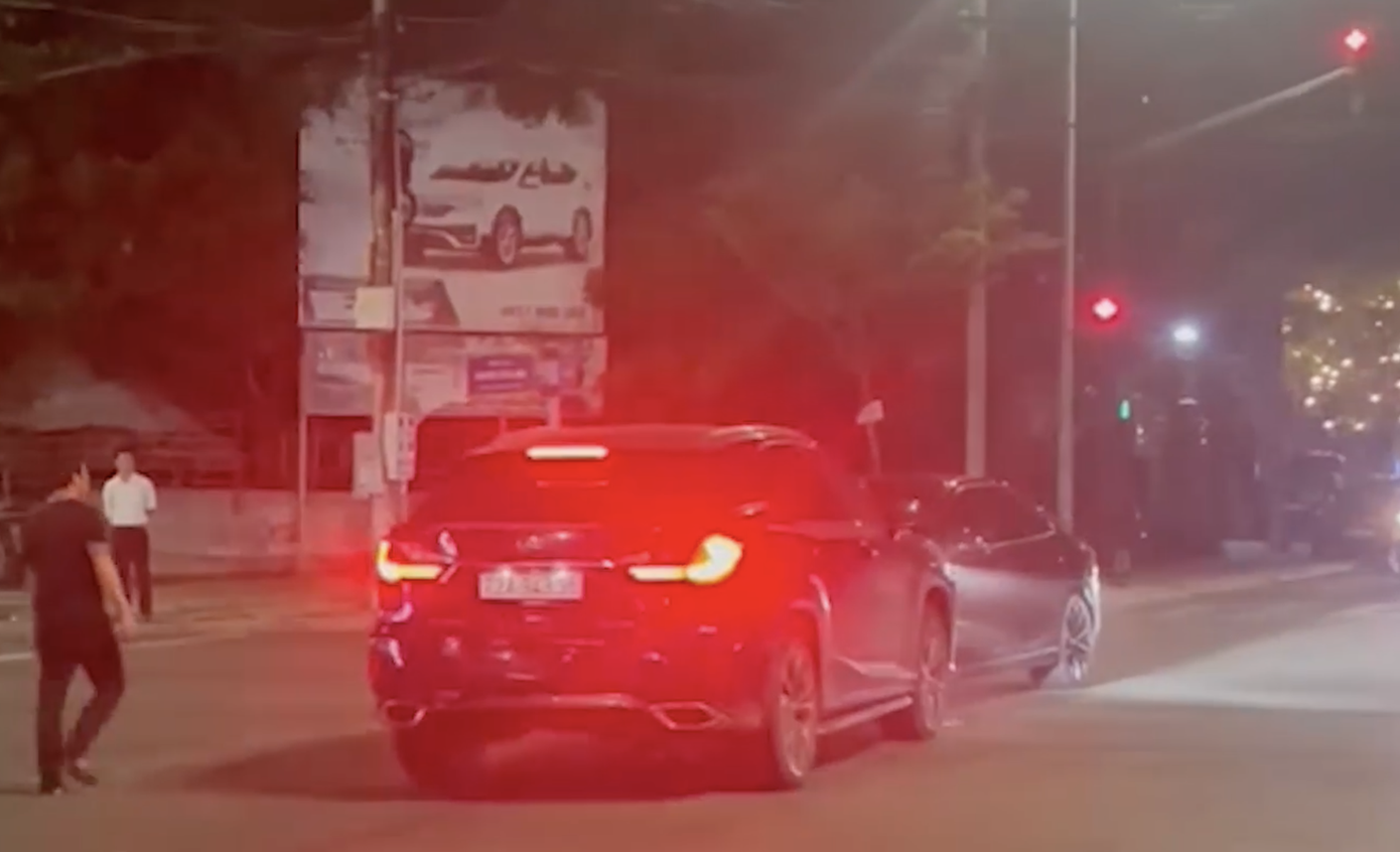 Chiếc ô tô hiệu Lexus biển số 72A-343xx quay đầu tông trực diện ôtô 5 chỗ khoảng 3 - 4 lần. Chiếc ô tô hiệu Lexus biển số 72A-343xx quay đầu tông trực diện ôtô 5 chỗ khoảng 3 - 4 lần.