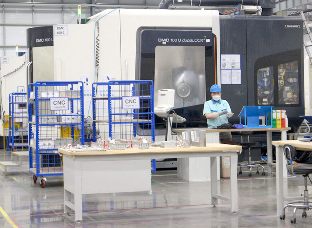 Công nhân làm việc bên trong nhà máy 170 triệu USD của Universal Alloy Corporation ở Đà Nẵng.