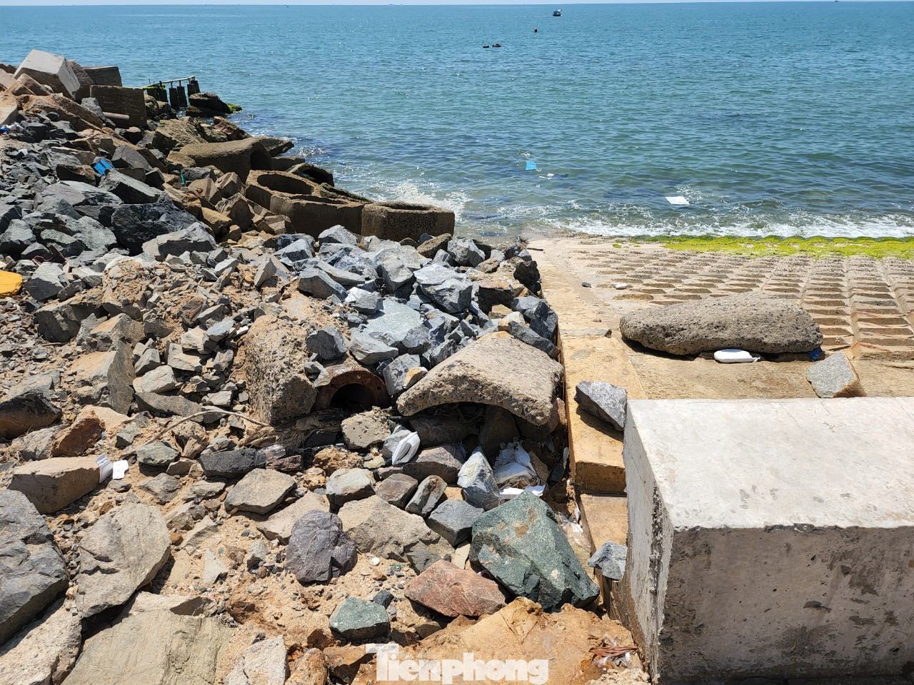 Đây là điểm đầu của đoạn kè. Do xây sai vị trí nên không thể đấu nối vào đoạn kè mà người dân tự bỏ tiền làm trước đó.