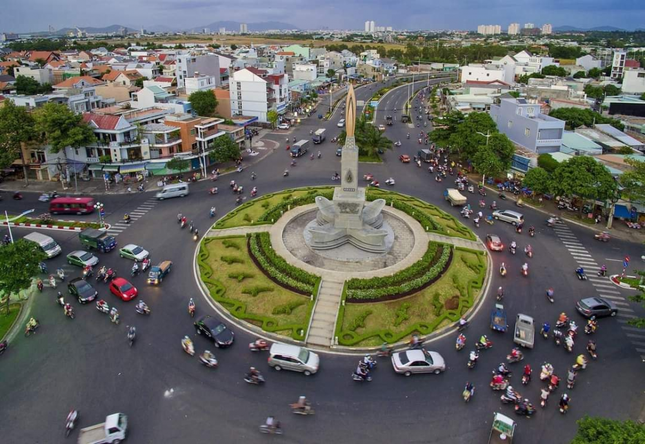 Toàn cảnh tượng đài Dầu khí tại giao lộ 2/9 - Nguyễn An Ninh ở TP.Vũng Tàu. Ảnh: Báo BR-VT. Toàn cảnh tượng đài Dầu khí tại giao lộ 2/9 - Nguyễn An Ninh ở TP.Vũng Tàu. Ảnh: Báo BR-VT.