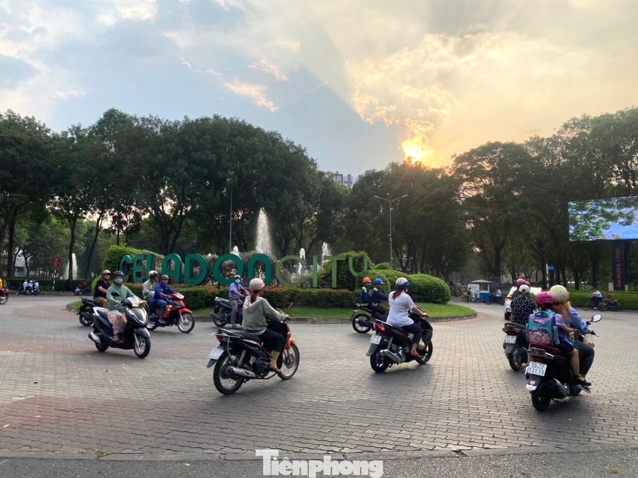 Sau đó, UBND TPHCM chấp thuận điều chỉnh diện tích xuống còn 82,5 ha, hơn 8 ha còn lại là công viên cây xanh.