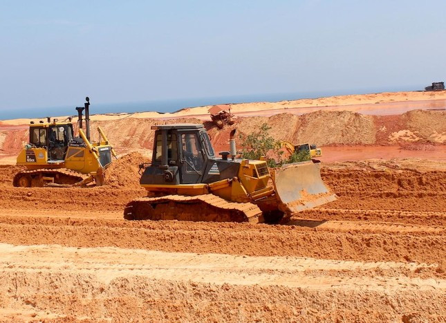 Tháng 10/2022, vụ sạt lở cát tại mỏ titan Nam Suối Nhum của Công ty TNHH Thương mại Tân Quang Cường khiến 4 công nhân tử vong.