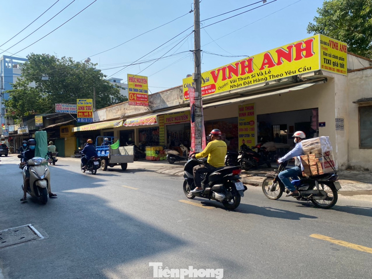 Một dãy kiot được Công ty CP Nam Tiến cho thuê tại khu đất số 4 Phạm Phú Thứ, phường 11, quận Tân Bình.