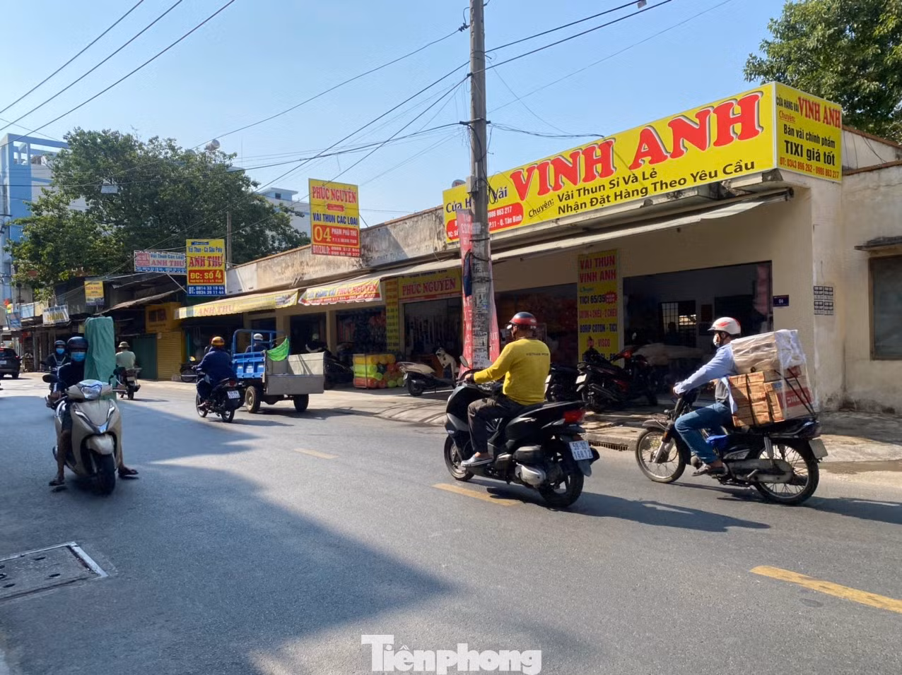 Một dãy kiot được Công ty CP Nam Tiến cho thuê tại khu đất số 4 Phạm Phú Thứ, phường 11, quận Tân Bình.