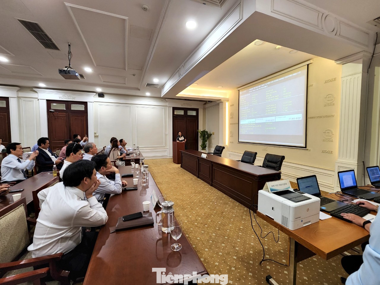 Các nhà đầu tư tham gia phiên đấu giá sáng 7/4.