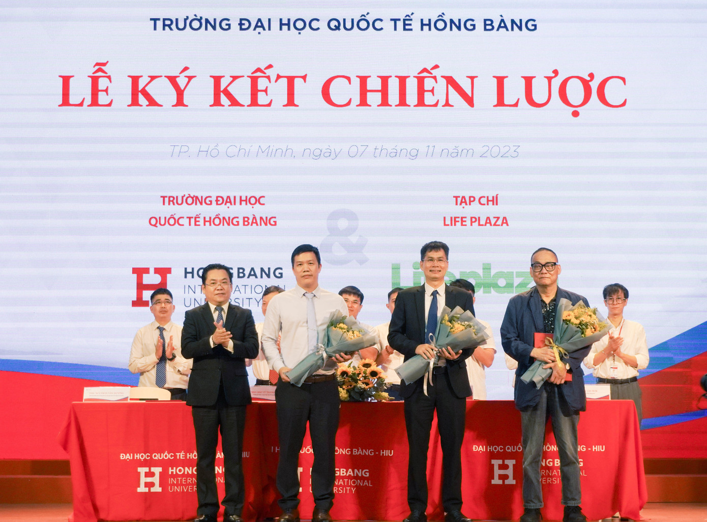 Lãnh đạo trường ĐH Quốc tế Hồng Bàng tặng hoa cho các đại biểu tham gia ký kết hợp tác.