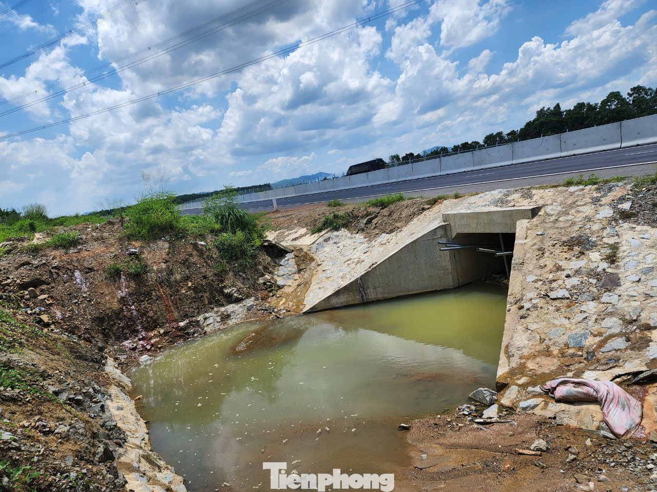 Về khẩu độ cống tại vị trí bị ngập, đơn vị tư vấn thiết kế đã thực hiện điều tra khảo sát mực nước lũ lịch sử cao nhất vào năm 1992 tại vị trí cống là 43,14 m và tính toán khẩu độ cống. Kết quả rà soát lại lưu vực và các thông số đầu vào cho thấy vị trí cống Km25+419 được thiết kế với khẩu độ (2,5 x 2,5 m) đáp ứng yêu cầu thoát nước của lưu vực tự nhiên phía thượng lưu.
