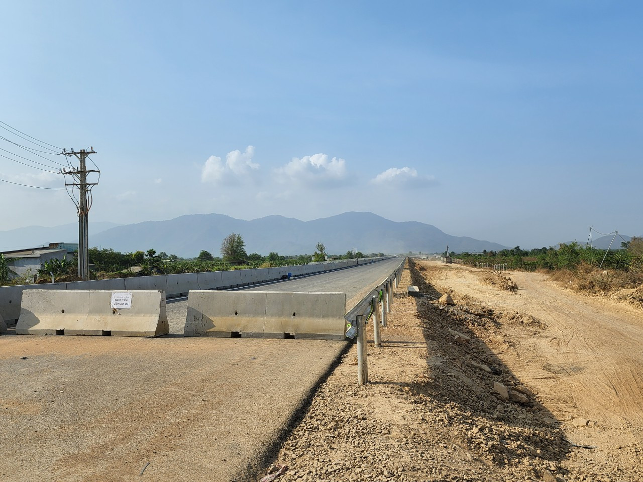 Dự án cao tốc Vĩnh Hảo - Phan Thiết được khởi công vào cuối tháng 9/2020 có chiều dài hơn 100 km, tổng mức đầu tư hơn 10.800 tỷ đồng nằm trọn trên địa bàn tỉnh Bình Thuận. Dự án cao tốc Vĩnh Hảo - Phan Thiết được khởi công vào cuối tháng 9/2020 có chiều dài hơn 100 km, tổng mức đầu tư hơn 10.800 tỷ đồng nằm trọn trên địa bàn tỉnh Bình Thuận.