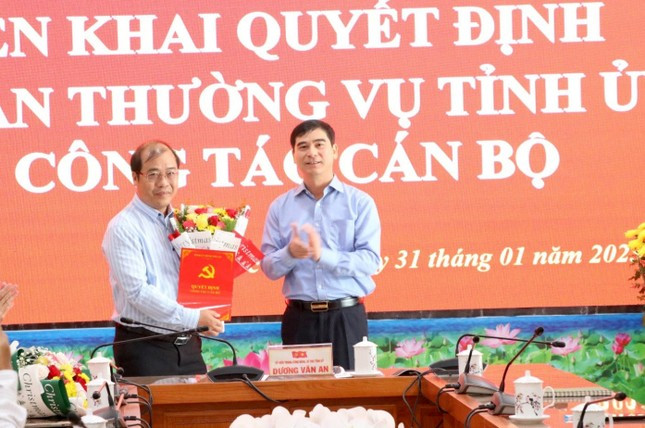 Bí thư Tỉnh ủy Bình Thuận Dương Văn An trao quyết định và hoa cho ông Cao Sơn Dũng hôm 31/1. Bí thư Tỉnh ủy Bình Thuận Dương Văn An trao quyết định và hoa cho ông Cao Sơn Dũng hôm 31/1.