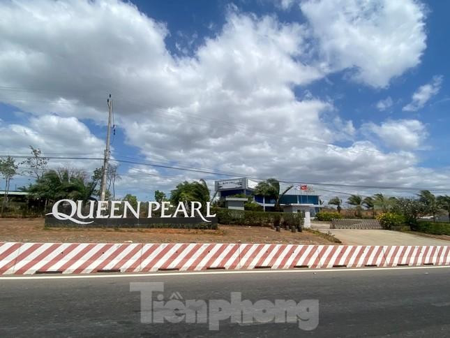 Dự án khu thương mại dịch vụ và dân cư Tân Việt Phát 2 (tên thương mại là Queen Pearl) đã khiến hơn chục cựu cán bộ cấp cao và đương chức của Bình Thuận bị bắt. Dự án khu thương mại dịch vụ và dân cư Tân Việt Phát 2 (tên thương mại là Queen Pearl) đã khiến hơn chục cựu cán bộ cấp cao và đương chức của Bình Thuận bị bắt.
