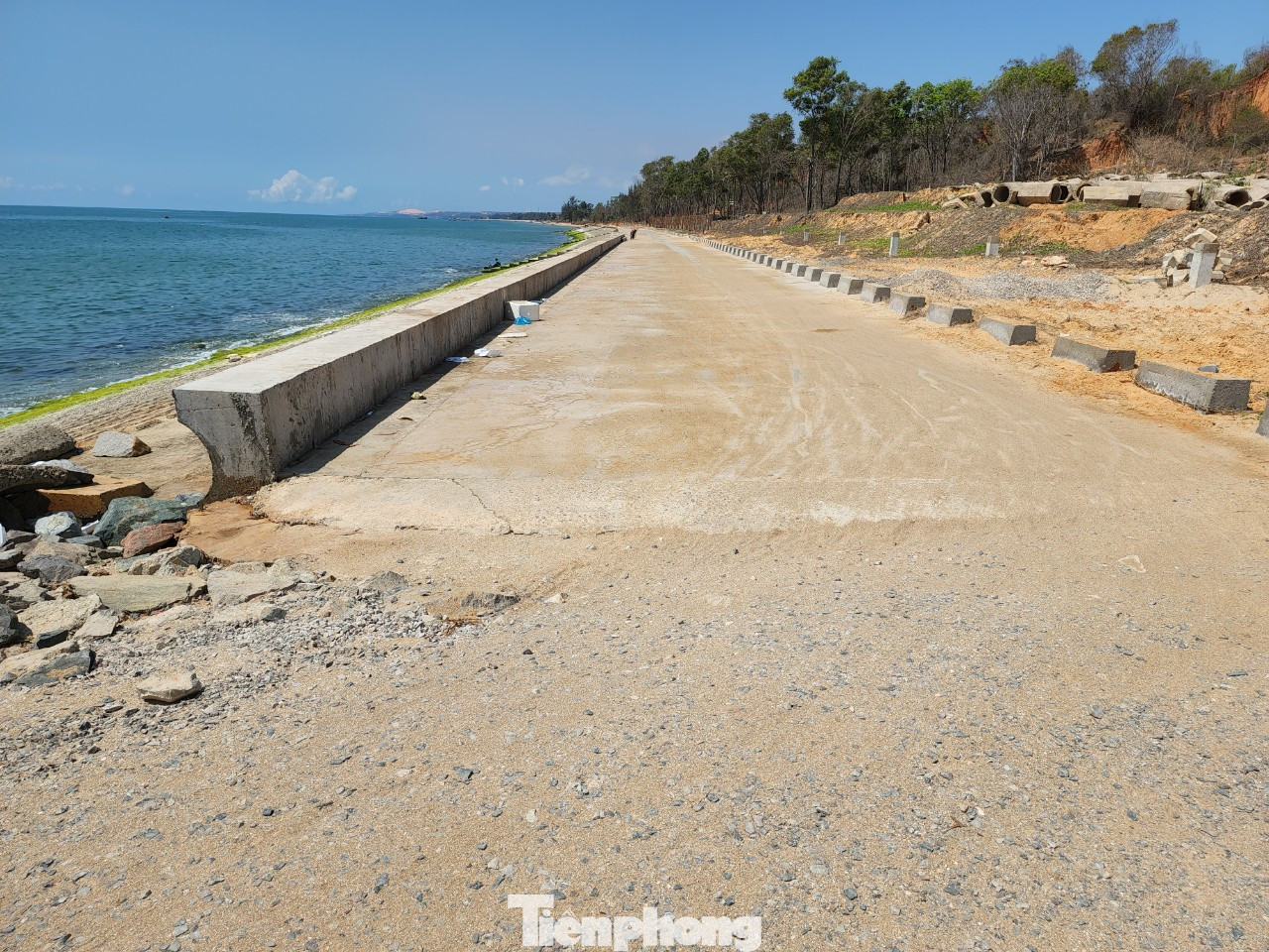 Mục đích sử dụng đất của các hộ dân trên là đất ở và đất trồng cây lâu năm. Ban Quản lý dự án đã phối hợp với UBND xã Tiến Thành họp dân để vận động hiến đất xây dựng công trình và các hộ dân đều đã ký biên bản hiến đất xây kè.