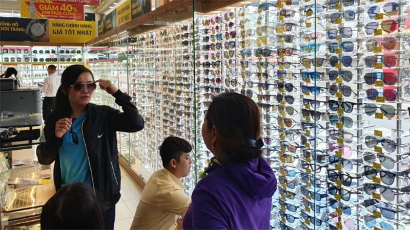 Sau 9 tháng ra mắt, Thế giới Di động quyết định ngừng bán kính mắt. Sau 9 tháng ra mắt, Thế giới Di động quyết định ngừng bán kính mắt.