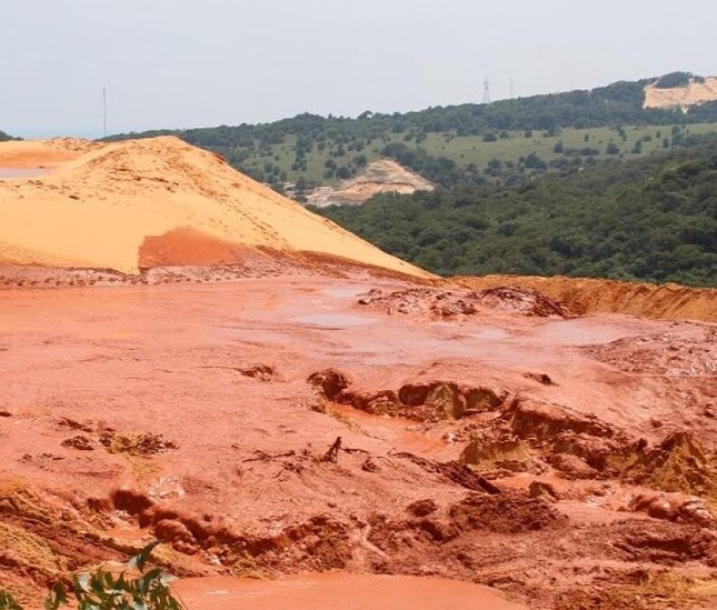 Vào cuối năm 2022, mỏ titan Nam Suối Nhum từng xảy ra vụ tai nạn khiến 4 công nhân thiệt mạng do bị cát vùi lấp.