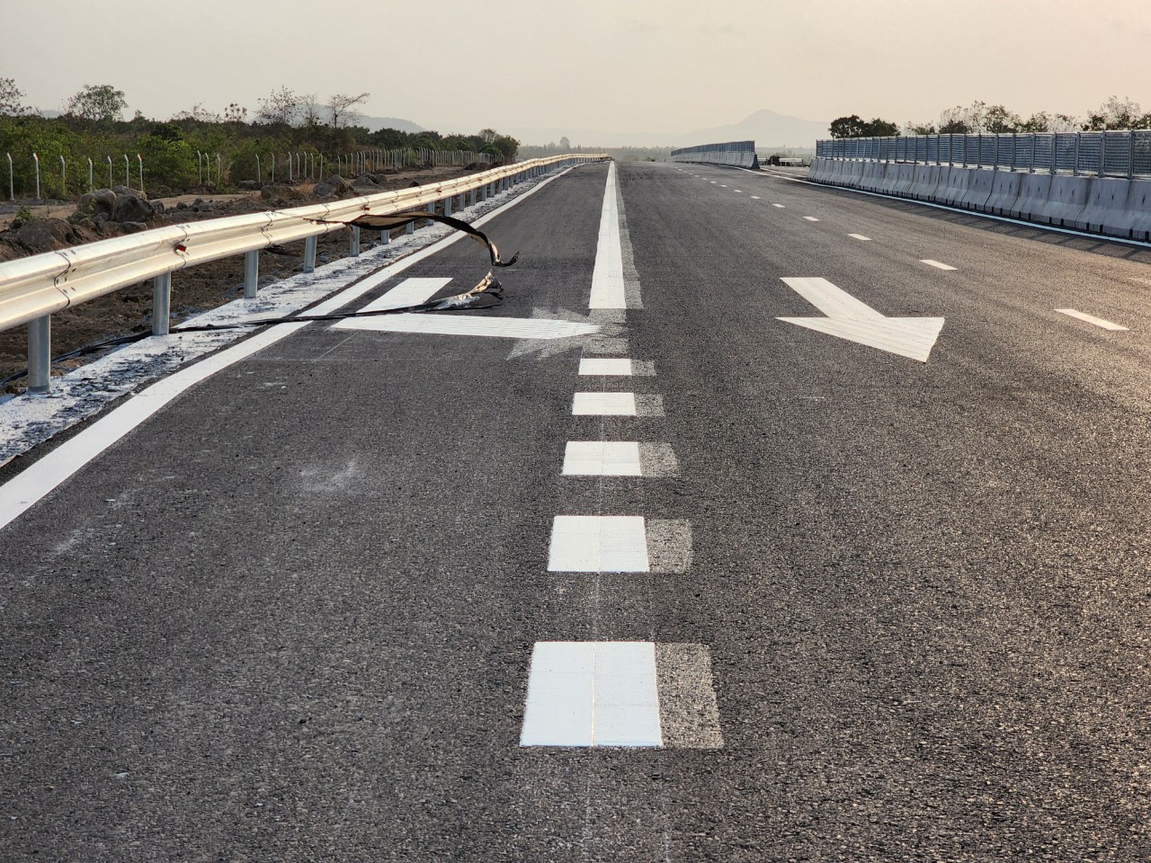 Một đoạn cao tốc Vĩnh Hảo - Phan Thiết đã được sơn vạch kẻ đường. Một đoạn cao tốc Vĩnh Hảo - Phan Thiết đã được sơn vạch kẻ đường.