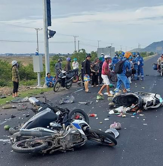 Hiện trường vụ tai nạn tại Km1604 quốc lộ 1A thuộc địa phận xã Vĩnh Hảo, huyện Tuy Phong, tỉnh Bình Thuận. Hiện trường vụ tai nạn tại Km1604 quốc lộ 1A thuộc địa phận xã Vĩnh Hảo, huyện Tuy Phong, tỉnh Bình Thuận.