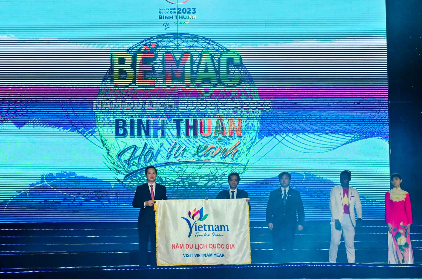 Cờ đăng cai Năm Du lịch quốc gia 2024 đã được UBND tỉnh Bình Thuận trao cho Điện Biên tại lễ bế mạc.