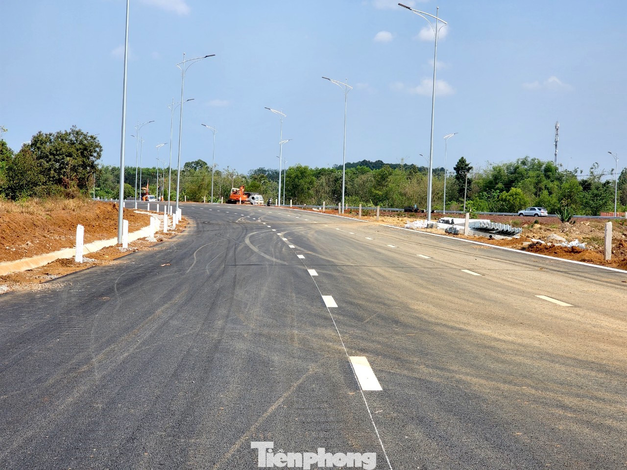 Đường dẫn từ cao tốc TPHCM - Long Thành - Dầu Giây vào cao tốc Phan Thiết - Dầu Giây chưa có hộ lan. Đường dẫn từ cao tốc TPHCM - Long Thành - Dầu Giây vào cao tốc Phan Thiết - Dầu Giây chưa có hộ lan.