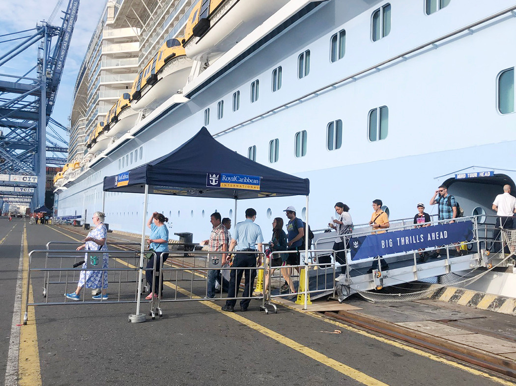 Du khách rời tàu tham gia lộ trình khám phá Bà Rịa-Vũng Tàu và các tỉnh phố lân cận. Ành: Báo Bà Rịa - Vũng Tàu.