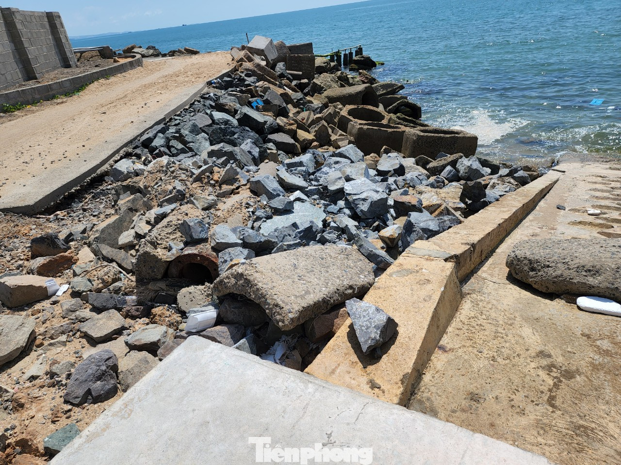 Bên trái là đoạn kè do người dân tự bỏ tiền xây dựng, bên phải là đoạn kè xây dựng theo chủ trương đầu tư được Thủ tướng phê duyệt.