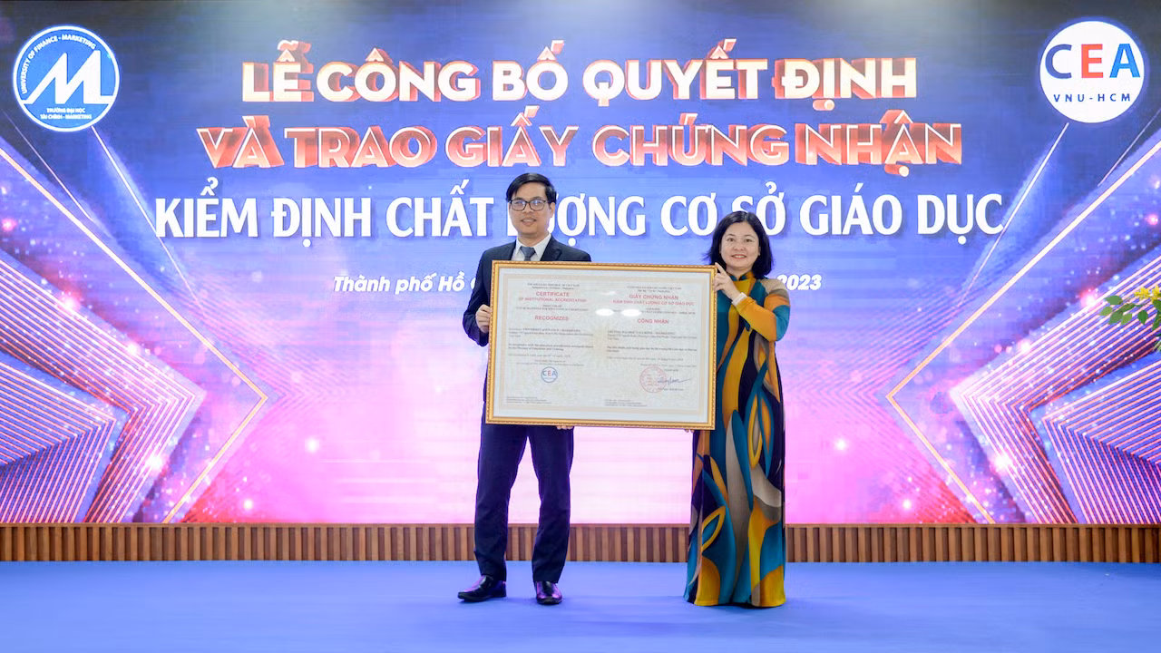 PGS. TS Phạm Tiến Đạt - Hiệu trưởng thay mặt tập thể nhà trường đón nhận giấy chứng nhận.