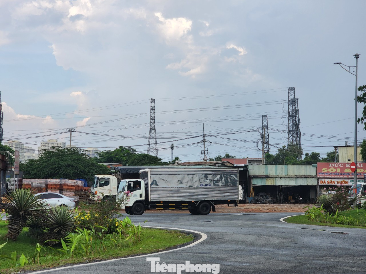 Đáng chú ý, tại dự án này còn 38 trường hợp không đồng ý nhận tiền bồi thường, hỗ trợ tại dự án. Trong đó, có 22/38 trường hợp chưa đồng ý bàn giao mặt bằng nhưng UBND huyện Nhà Bè chưa thực hiện cưỡng chế thu hồi đất theo quy định.
