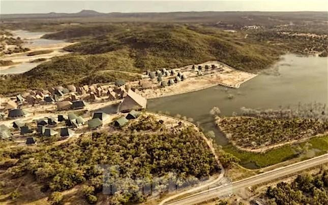 Bên trong dự án rừng dầu Hồng Liêm, rất nhiều công trình vi phạm vẫn tồn tại đến đầu tháng 8/2023, dù bị buộc tháo dỡ vào tháng 3/2022.