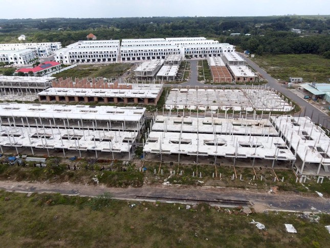 Trong khi dự án chưa đủ điều kiện bất động sản hình thành trong tương lai được đưa vào kinh doanh theo quy định của pháp luật về kinh doanh bất động sản thì LDG Investment đã ký hợp đồng nguyên tắc mua bán nhà với 60 khách hàng với số tiền hơn 132 tỷ đồng.