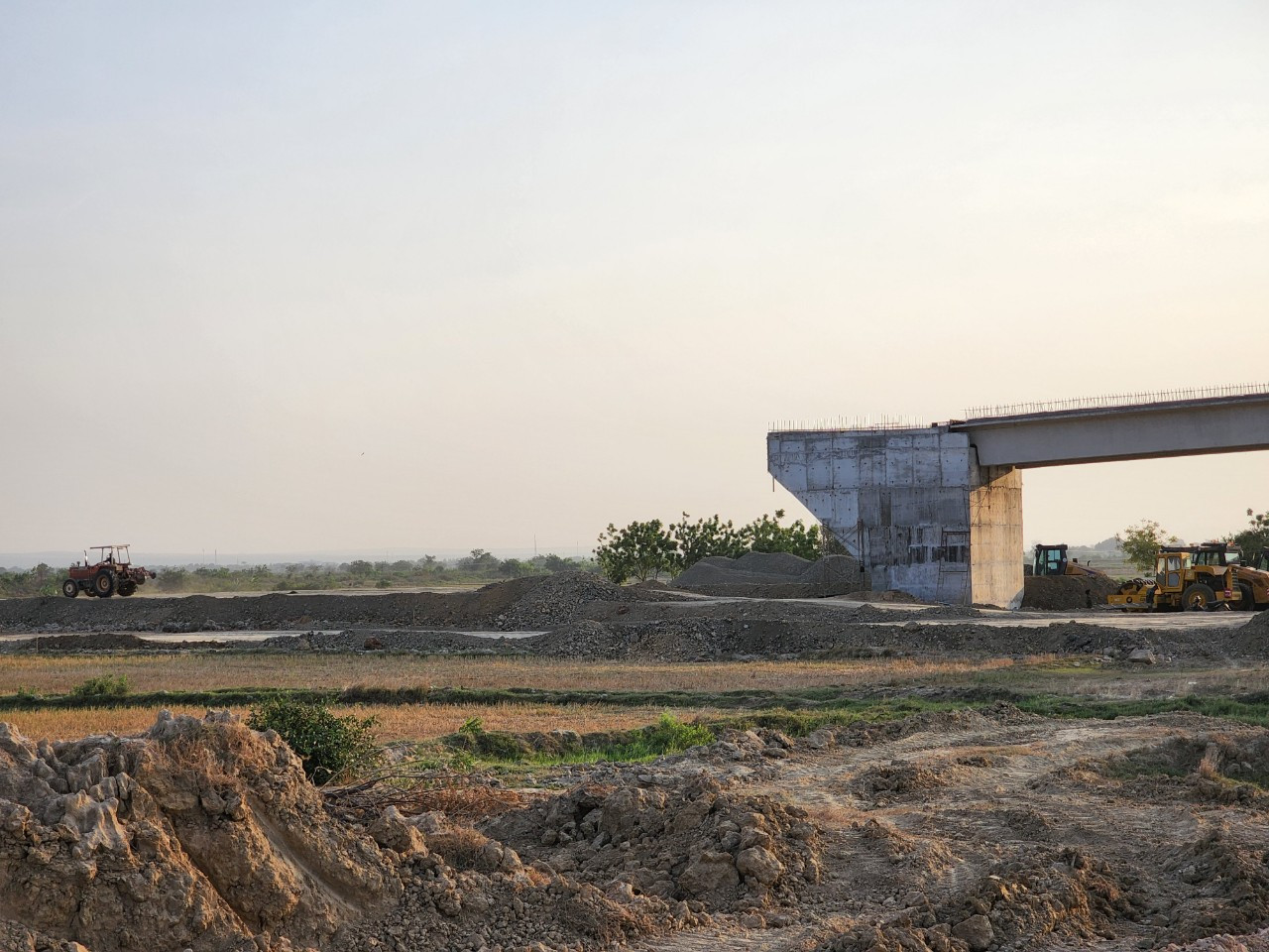 Hiện tại, hệ thống đường gom, cầu vượt dân sinh và hệ thống an toàn giao thông vẫn đang triển khai. Hiện tại, hệ thống đường gom, cầu vượt dân sinh và hệ thống an toàn giao thông vẫn đang triển khai.