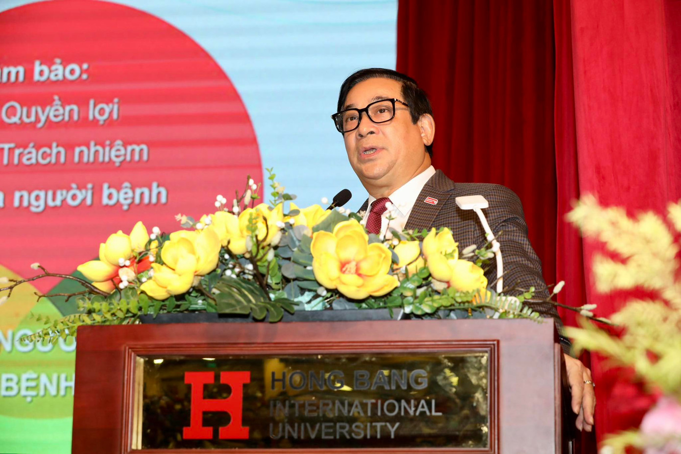 TTND. PGS. TS. Lương Ngọc Khuê, Phó Chủ tịch Hội đồng Y khoa Quốc Gia - Cục trưởng Cục quản lý khám chữa bệnh Bộ Y tế phát biểu tại hội thảo. TTND. PGS. TS. Lương Ngọc Khuê, Phó Chủ tịch Hội đồng Y khoa Quốc Gia - Cục trưởng Cục quản lý khám chữa bệnh Bộ Y tế phát biểu tại hội thảo.