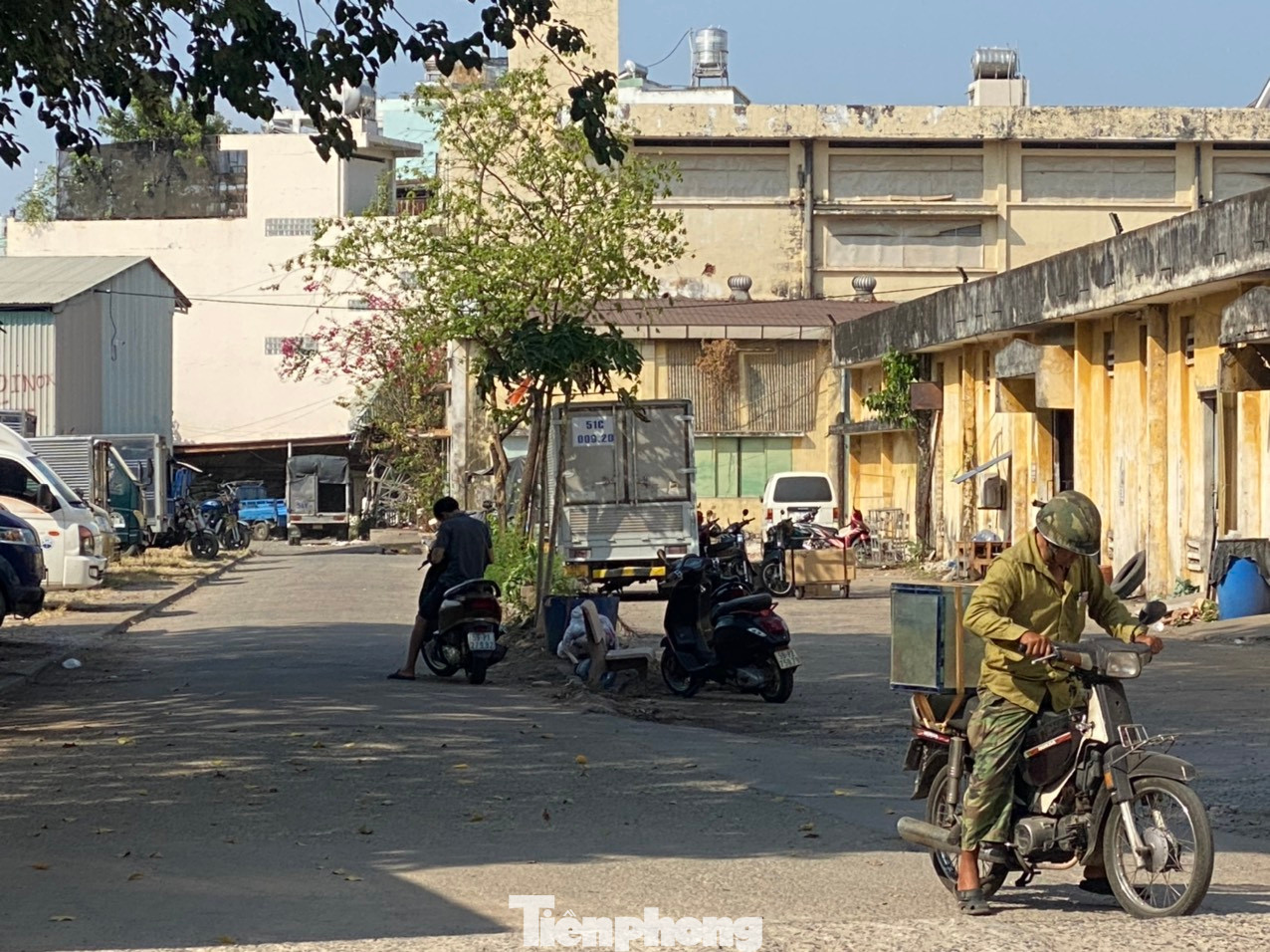 Bên trong khu đất số 4 Phạm Phú Thứ, phường 11, quận Tân Bình được dùng làm kho, bãi giữ ôtô...