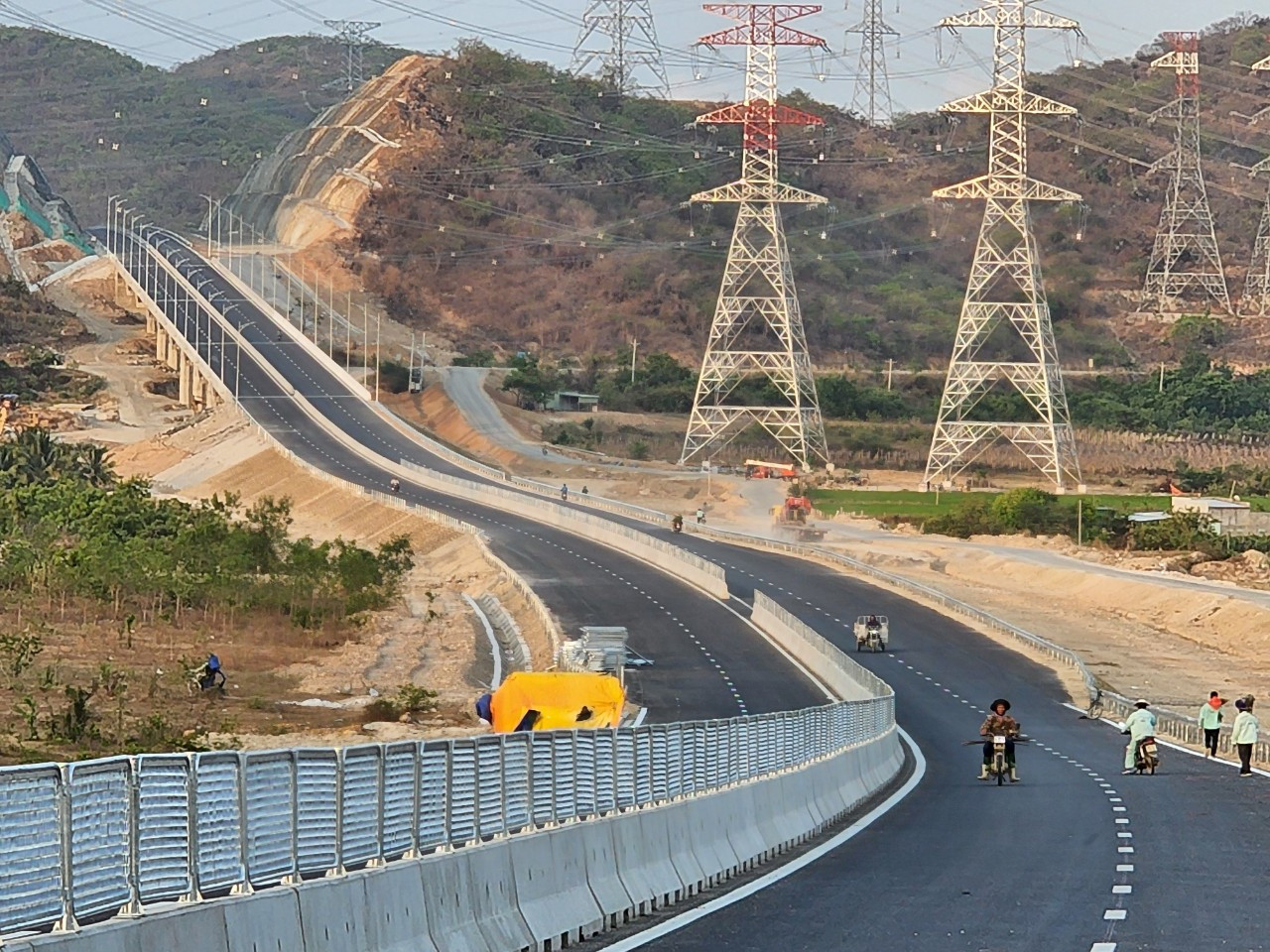 Cảnh đẹp nên thơ trên cao tốc Vĩnh Hảo - Phan Thiết. Cảnh đẹp nên thơ trên cao tốc Vĩnh Hảo - Phan Thiết.