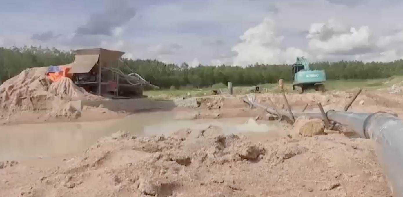 Lưới sàng tuyển cát nối với 3 ống bơm bằng nhựa PVC do ông Bùi Tấn Dũng - Giám đốc điều hành Công ty TNHH Xăng dầu Đức Tín, lắp đặt.