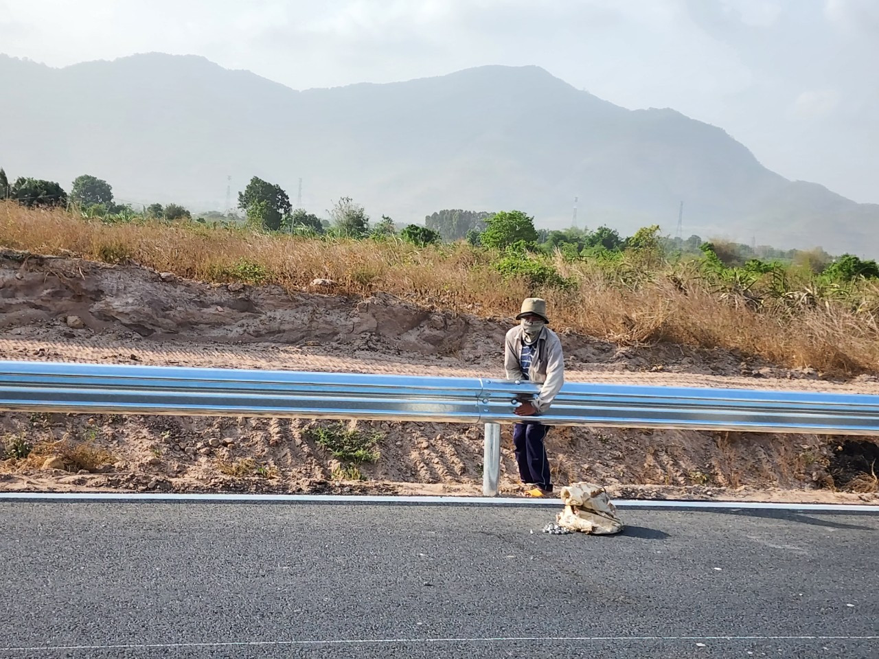 Chưa kể, với địa hình trải dài, đi qua địa hình nhiều đồi núi, khối lượng phá đá phải thi công lên tới hàng triệu mét khối tập trung tại 7 ngọn đồi và nhiều vị trí khác cũng tạo ra cho các nhà thầu không ít thách thức. Chưa kể, với địa hình trải dài, đi qua địa hình nhiều đồi núi, khối lượng phá đá phải thi công lên tới hàng triệu mét khối tập trung tại 7 ngọn đồi và nhiều vị trí khác cũng tạo ra cho các nhà thầu không ít thách thức.