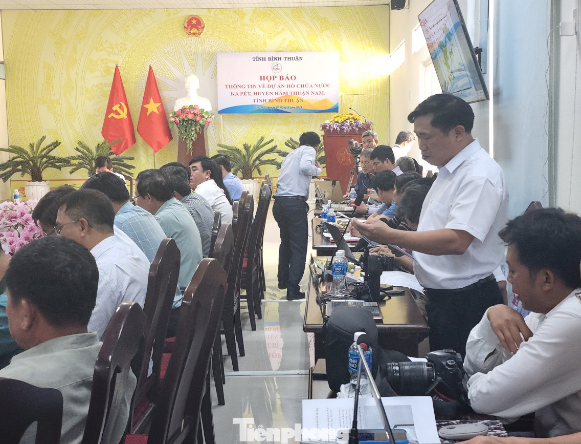 Ông Đỗ Văn Thông, Phân viện trưởng Phân viện Điều tra quy hoạch rừng Nam Bộ báo cáo tại buổi họp báo.