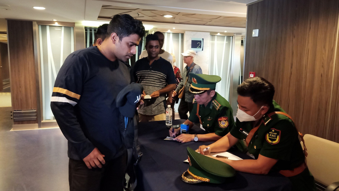 Đội Thủ tục - Ban Chỉ huy Biên phòng Cửa khẩu Cảng Bà Rịa - Vũng Tàu kiểm soát và đóng dấu nhập cảnh lên hộ chiếu của du khách trên tàu Spectrum of The Seas trước khi tàu cập cảng. Đội Thủ tục - Ban Chỉ huy Biên phòng Cửa khẩu Cảng Bà Rịa - Vũng Tàu kiểm soát và đóng dấu nhập cảnh lên hộ chiếu của du khách trên tàu Spectrum of The Seas trước khi tàu cập cảng.