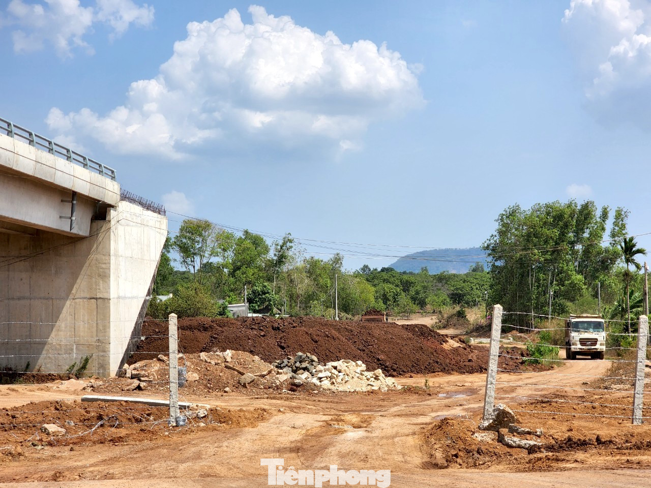 Hàng rào bảo vệ được chừa trống để xe chở đất đắp nền cho cầu vượt dân sinh. Hàng rào bảo vệ được chừa trống để xe chở đất đắp nền cho cầu vượt dân sinh.