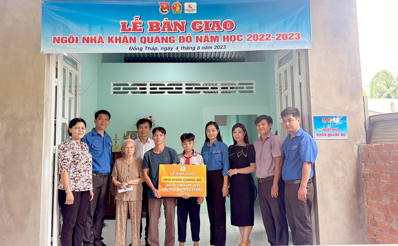 Gia đình em Định nhận bảng tượng trưng bàn giao căn Nhà Khăn quàng đỏ. Gia đình em Định nhận bảng tượng trưng bàn giao căn Nhà Khăn quàng đỏ.