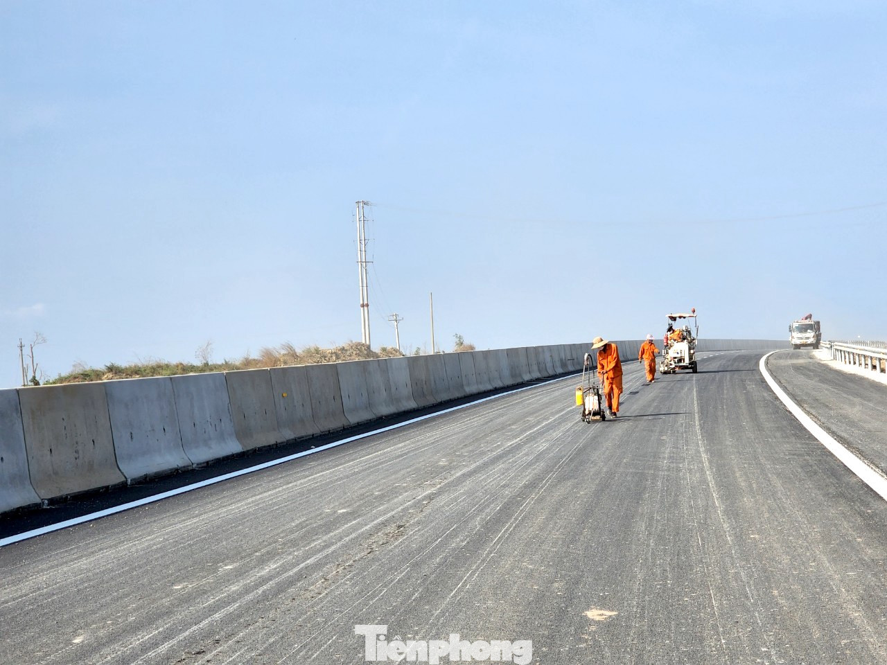 Hiện tại, công nhân vẫn đang tất bật thi công trước giờ khánh thành cao tốc Dầu Giây - Phan Thiết. Hiện tại, công nhân vẫn đang tất bật thi công trước giờ khánh thành cao tốc Dầu Giây - Phan Thiết.