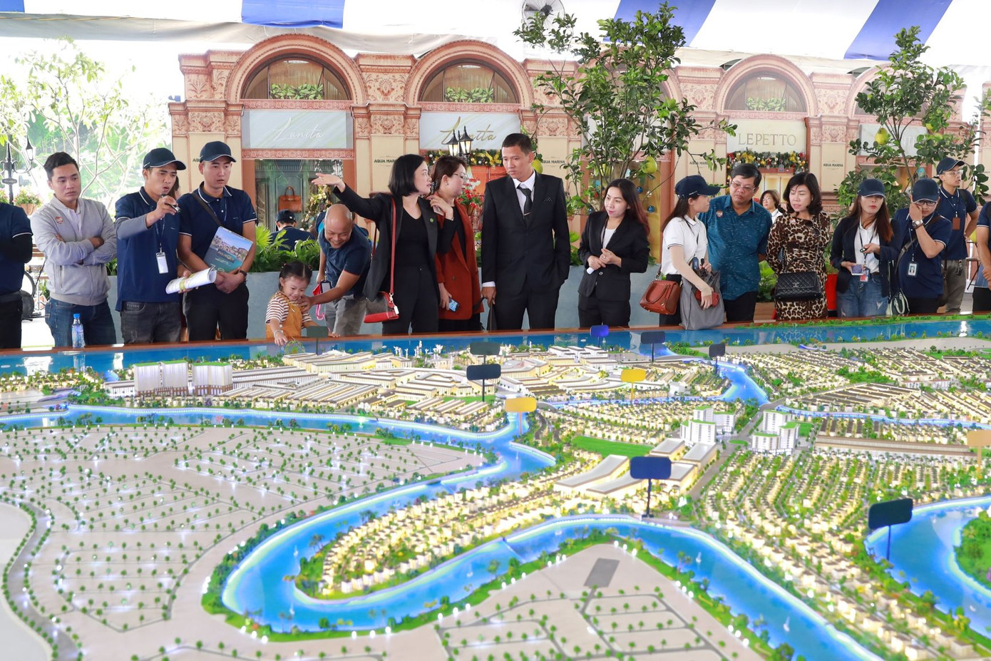 Khách hàng tìm hiểu thông tin một dự án của Novaland. Khách hàng tìm hiểu thông tin một dự án của Novaland.