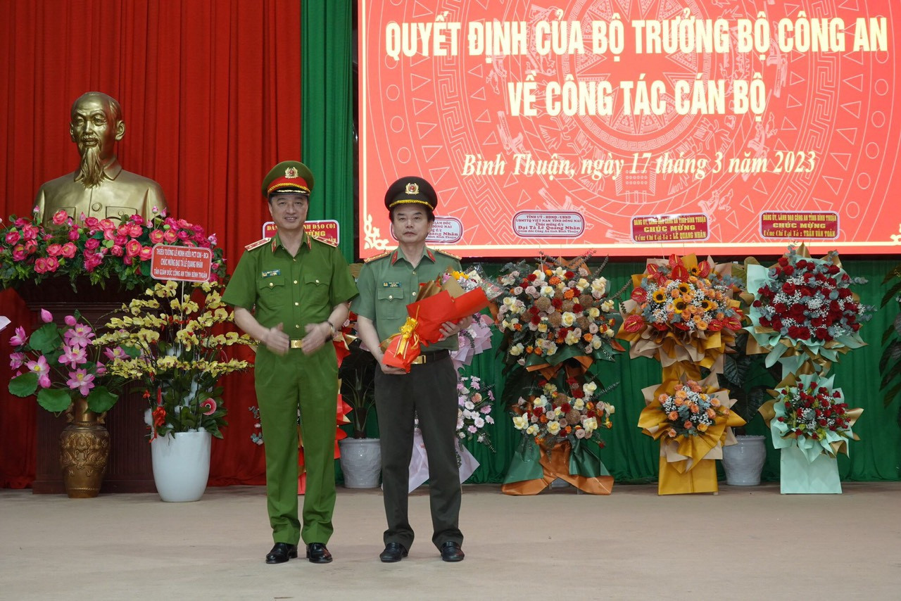 Trung tướng Nguyễn Duy Ngọc, Thứ trưởng Bộ Công an tặng hoa chúc mừng Đại tá Trần Văn Toản. Trung tướng Nguyễn Duy Ngọc, Thứ trưởng Bộ Công an tặng hoa chúc mừng Đại tá Trần Văn Toản.