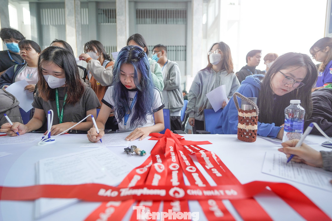 Sinh viên Trường Đại học Văn Hiến đăng ký tham gia hiến máu. Sinh viên Trường Đại học Văn Hiến đăng ký tham gia hiến máu.