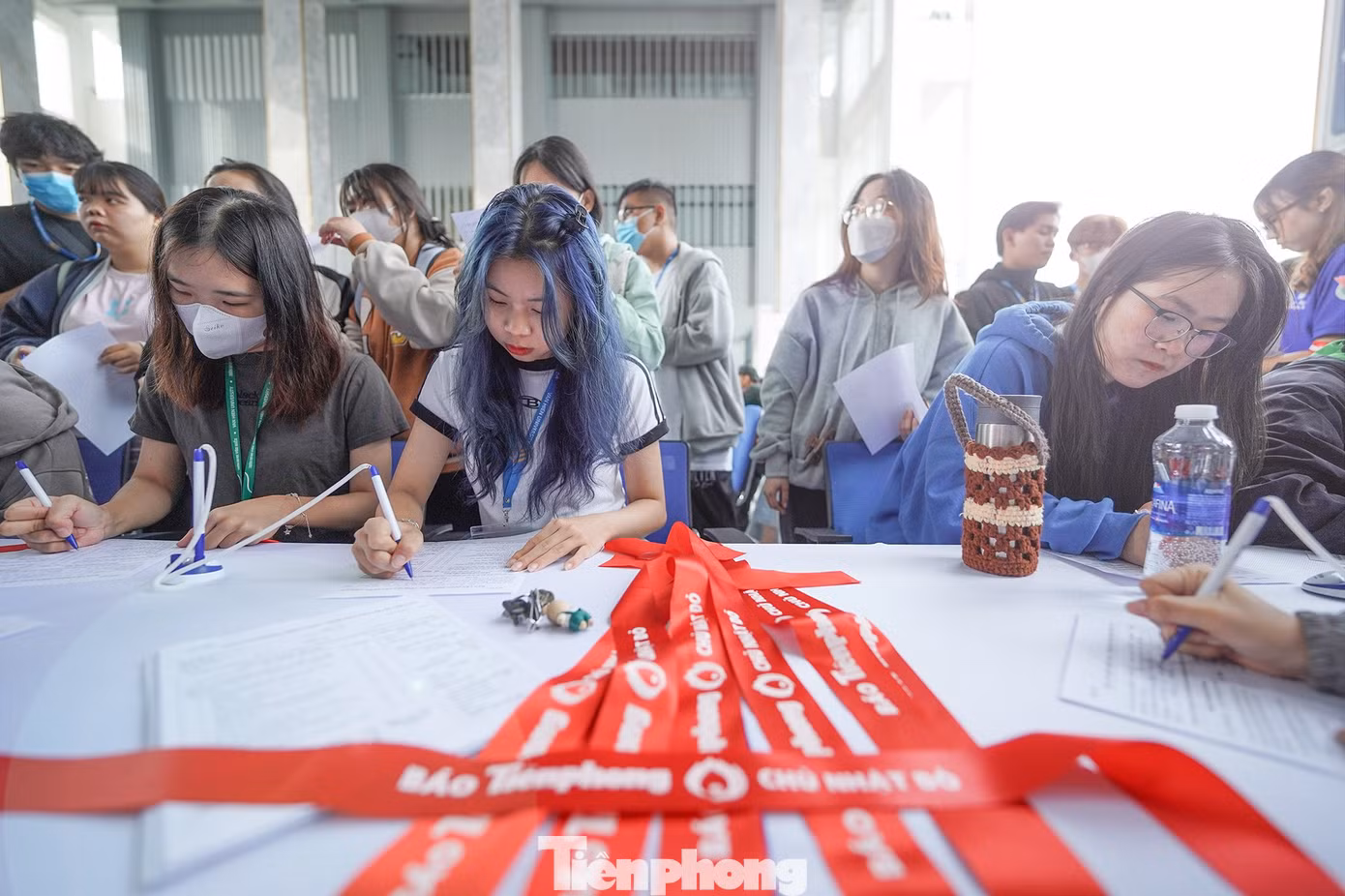 Sinh viên Trường ĐH Văn Hiến đăng ký tham gia hiến máu.